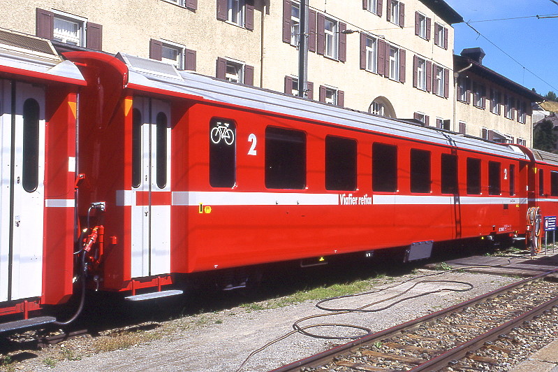 RhB - B 2448 am 25.08.2008 in St.Moritz - 2.Klasse Einheitspersonenwagen (Typ II) - Baujahr 1980 - FFA/SWP - Fahrzeuggewicht 15,00t - Sitzpl�tze 52 - L�P 18,50m - zul�ssige Geschwindigkeit 90 km/h - Logo Graub�nden, RhB in r�toromanisch. Hinweis: Die Fahrzeugserie besteht aus 30 Wagen mit den Nummern 2421 bis 2450. 
