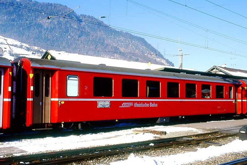 RhB - B 2449 am 30.01.1998 in Landquart - 2.Klasse Einheitspersonenwagen (Typ II) - �bernahme 14.11.1980 - FFA/SWP - Fahrzeuggewicht 15,00t - Sitzpl�tze 52 - L�P 18,50m - zul�ssige Geschwindigkeit 90 km/h - �2=10.06.1994 - Logo RhB in deutsch - Taster neben den T�ren - Kennzeichnung an den Ecken gelb - Hinweis: Die Fahrzeugserie besteht aus 30 Wagen mit den Nummern 2421 bis 2450. 
