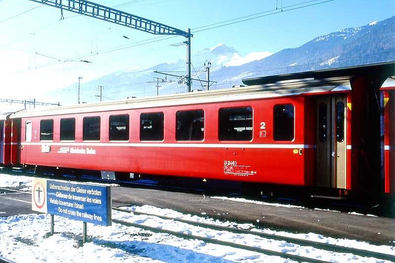 RhB - B 2449 am 30.01.1998 in Landquart - 2.Klasse Einheitspersonenwagen (Typ II) - �bernahme 14.11.1980 - FFA/SWP - Fahrzeuggewicht 15,00t - Sitzpl�tze 52 - L�P 18,50m - zul�ssige Geschwindigkeit 90 km/h - �2=10.06.1994 - Logo RhB in deutsch - Taster neben den T�ren - Kennzeichnung an den Ecken gelb - Hinweis: Die Fahrzeugserie besteht aus 30 Wagen mit den Nummern 2421 bis 2450. 
