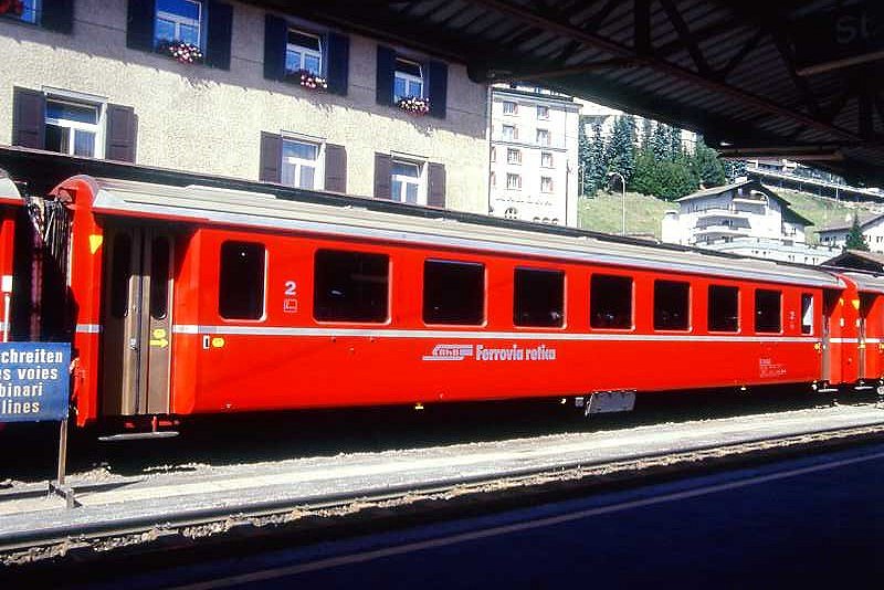 RhB - B 2450 am 31.08.1993 in St.Moritz - 2.Klasse Einheitspersonenwagen (Typ II) - �bernahme 08.12.1980 - FFA/SWP - Fahrzeuggewicht 15,00t - Sitzpl�tze 52 - L�P 18,50m - zul�ssige Geschwindigkeit 90 km/h - �2=01.02.1989 - Logo RhB in italienisch - gelbe Hinweispfeile auf T�ren f�r Taster neben den T�ren - Kennzeichnung an den Ecken gelb - Hinweis: Die Fahrzeugserie besteht aus 30 Wagen mit den Nummern 2421 bis 2450. 
