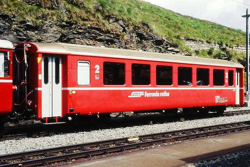 RhB - B 2452 am 16.08.2009 in Alp Gr�m - 2.Klasse verk�rzter Einheitspersonenwagen (Typ II) f�r Berninabahn  - �bernahme 14.06.1972 - FFA/SWP - Fahrzeuggewicht 14,00t - Sitzpl�tze 50 - L�P 14,90m - zul�ssige Geschwindigkeit 90 km/h - Logo RhB in italienisch - �3=28.11.2001 - Hinweis: Die Fahrzeugserie bestand aus 10 Wagen mit den Nummern 2451 bis 2460. 
