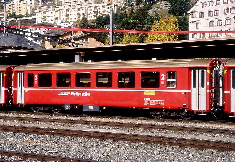 RhB - B 2453 am 13.10.2008 in St.Moritz - 2.Klasse verk�rzter Einheitspersonenwagen (Typ II) f�r Berninabahn  - �bernahme 07.07.1972 - FFA/SWP - Fahrzeuggewicht 14,00t - Sitzpl�tze 50 - L�P 14,90m - zul�ssige Geschwindigkeit 90 km/h - Logo RhB in r�toromanisch - �2=13.02.2001 -  Klassezahlen gro�, hoher Anschriftenblock, dicke Betriebsnummenr - Hinweis: Die Fahrzeugserie bestand aus 10 Wagen mit den Nummern 2451 bis 2460. 
