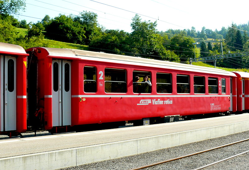 RhB - B 2453 am 15.07.2013 in Filisur - 2.Klasse verk�rzter Einheitspersonenwagen (Typ II) f�r Berninabahn  - �bernahme 07.07.1972 - FFA/SWP - Fahrzeuggewicht 14,00t - Sitzpl�tze 50 - L�P 14,90m - zul�ssige Geschwindigkeit 90 km/h - Logo RhB in r�toromanisch - Kennzeichnung an den Ecken orange Dreiecke - Hinweis: Die Fahrzeugserie bestand aus 10 Wagen mit den Nummern 2451 bis 2460. 
