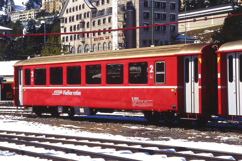 RhB - B 2453 am 05.08.2008 in St.Moritz - 2.Klasse verk�rzter Einheitspersonenwagen (Typ II) f�r Berninabahn  - �bernahme 07.07.1972 - FFA/SWP - Fahrzeuggewicht 14,00t - Sitzpl�tze 50 - L�P 14,90m - zul�ssige Geschwindigkeit 90 km/h - Logo RhB in r�toromanisch - �2=13.02.2001 -  Klassezahlen gro�, hoher Anschriftenblock, dicke Betriebsnummern - Hinweis: Die Fahrzeugserie bestand aus 10 Wagen mit den Nummern 2451 bis 2460. 

