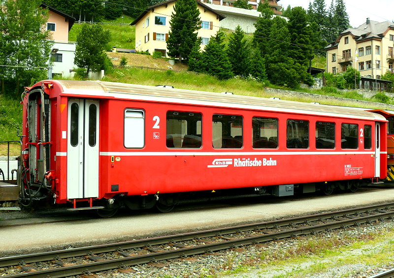 RhB - B 2453 am 19.07.2013 in St.Moritz - 2.Klasse verk�rzter Einheitspersonenwagen (Typ II) f�r Berninabahn  - �bernahme 07.07.1972 - FFA/SWP - Fahrzeuggewicht 14,00t - Sitzpl�tze 50 - L�P 14,90m - zul�ssige Geschwindigkeit 90 km/h - Logo RhB in deutsch - �3=13.12.2001 - �1=05.02.2010 - Klassezahlen gro�, hoher Anschriftenblock, dicke Betriebsnummenr - Hinweis: Die Fahrzeugserie bestand aus 10 Wagen mit den Nummern 2451 bis 2460. 
