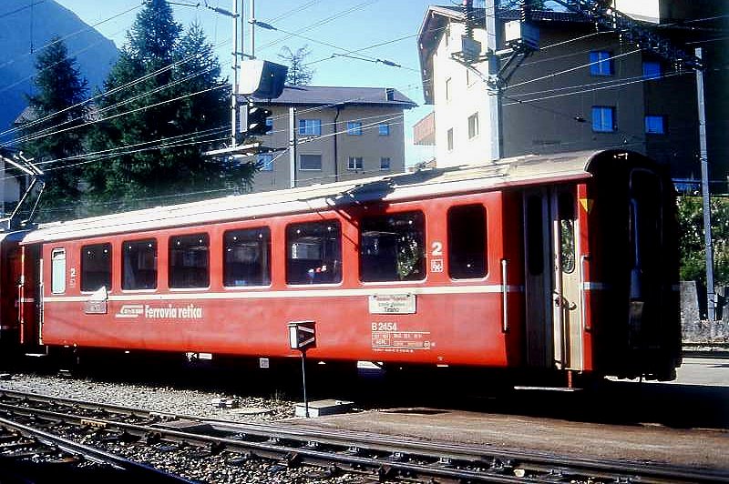 RhB - B 2454 am 11.09.1994 in Pontresina - 2.Klasse verk�rzter Einheitspersonenwagen (Typ II) f�r Berninabahn  - �bernahme 20.07.1972 - FFA/SWP - Fahrzeuggewicht 12,00t - Sitzpl�tze 48 - L�P 14,90m - zul�ssige Geschwindigkeit 90 km/h - �2=01.05.1992 - Logo RhB in italienisch - Griffstangen neben den T�ren - Kennzeichnung an den Ecken gelbe Dreiecke - Hinweis: Die Fahrzeugserie bestand aus 10 Wagen mit den Nummern 2451 bis 2460. 
