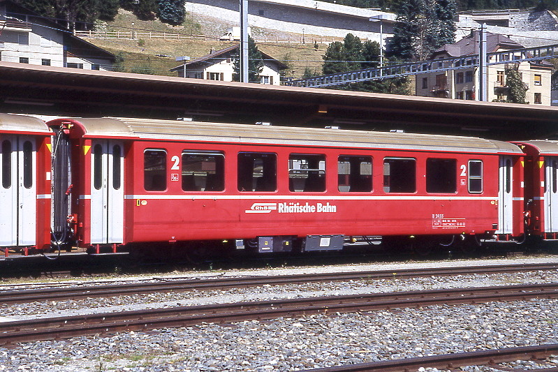 RhB - B 2455 am 25.08.2008 in St.Moritz - 2.Klasse verk�rzter Einheitspersonenwagen (Typ II) f�r Berninabahn  - �bernahme 11.06.1972 - FFA/SWP - Fahrzeuggewicht 14,00t - Sitzpl�tze 50 - L�P 14,90m - zul�ssige Geschwindigkeit 90 km/h - Logo RhB in deutsch - �2=08.03.2002 -  Klassezahlen gro�, hoher Anschriftenblock, dicke Betriebsnummenr - Hinweis: Die Fahrzeugserie bestand aus 10 Wagen mit den Nummern 2451 bis 2460. 
