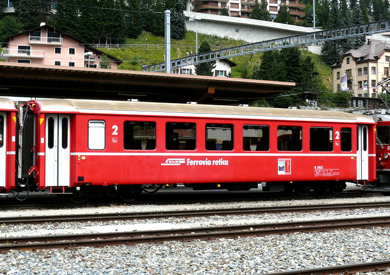 RhB - B 2455 am 26.07.2010 in St.Moritz - 2.Klasse verk�rzter Einheitspersonenwagen (Typ II) f�r Berninabahn  - �bernahme 11.08.1972 - FFA/SWP - Fahrzeuggewicht 14,00t - Sitzpl�tze 50 - L�P 14,90m - zul�ssige Geschwindigkeit 90 km/h - Logo RhB in italienisch - �3=08.03.2002 - Hinweis: Die Fahrzeugserie bestand aus 10 Wagen mit den Nummern 2451 bis 2460. 
