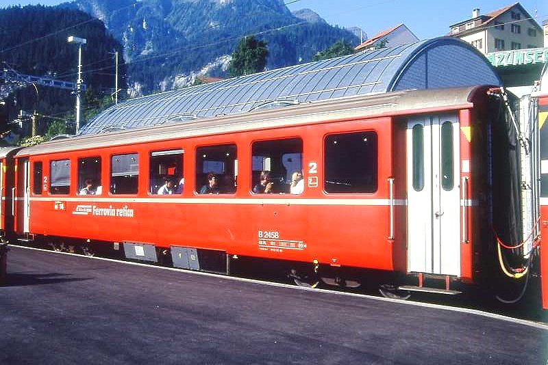RhB - B 2458 am 05.06.1993 in Thusis - 2.Klasse verk�rzter Einheitspersonenwagen (Typ II) f�r Berninabahn  - Baujahr.1972 - FFA/SWP - Fahrzeuggewicht 12,00t - Sitzpl�tze 48 - L�P 14,91m - zul�ssige Geschwindigkeit 90 km/h - �2= 02.02.1990 - Logo RhB in italienisch, Griffstangen neben den T�ren, Klassezahlen klein, flacher Anschriftenblock - Hinweis: Die Fahrzeugserie bestand aus 10 Wagen mit den Nummern 2451 bis 2460. 
