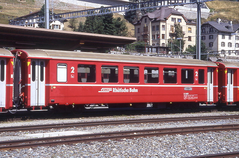 RhB - B 2459 am 25.08.2008 in St.Moritz - 2.Klasse verk�rzter Einheitspersonenwagen (Typ II) f�r Berninabahn  - �bernahme 31.10.1972 - FFA/SWP - Fahrzeuggewicht 14,00t - Sitzpl�tze 50 - L�P 14,91m - zul�ssige Geschwindigkeit 90 km/h - �3= 11.01.2002 - Logo RhB in deutsch, Klassezahlen gro�, hoher Anschriftenblock, dicke Betriebsnummenr - Hinweis: Die Fahrzeugserie bestand aus 10 Wagen mit den Nummern 2451 bis 2460. 
