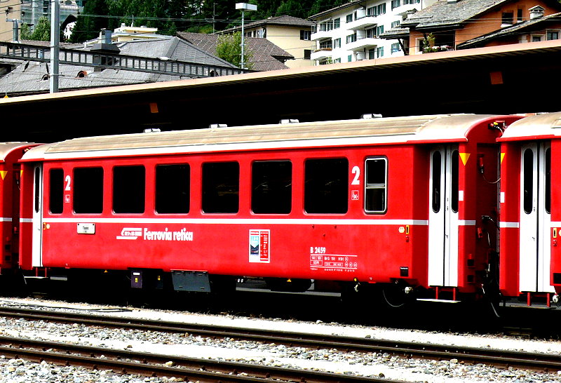 RhB - B 2459 am 26.07.2010 in St.Moritz - 2.Klasse verk�rzter Einheitspersonenwagen (Typ II) f�r Berninabahn  - �bernahme 31.10.1972 - FFA/SWP - Fahrzeuggewicht 14,00t - Sitzpl�tze 50 - L�P 14,91m - zul�ssige Geschwindigkeit 90 km/h - �3= 27.01.2010 - Logo RhB in italienisch - Hinweis: Die Fahrzeugserie bestand aus 10 Wagen mit den Nummern 2451 bis 2460. 
