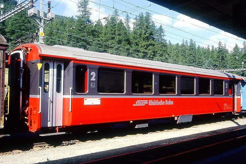 RhB - B 2461 am 01.09.1993 in Pontresina - 2.Klasse verk�rzter Einheitspersonenwagen (Typ III) f�r Bernin-Express mit braunen Fensterband  - �bernahme 02.05.1983 - FFA/SWP - Fahrzeuggewicht 16,00t - Sitzpl�tze 48 - L�P 14,50m - zul�ssige Geschwindigkeit 90 km/h - �2=24.11.1989 - Logo RhB in deutsch, Griffstangen neben den T�ren, Klassezahlen gro�, hoher Anschriftenblock, dicke Betriebsnummer - Lebenslauf: ex B 2461 - 18.03.2010 B 541.01 - Hinweis: Die Fahrzeugserie bestand aus 8 Wagen mit den Nummern 2461 bis 2468. 
