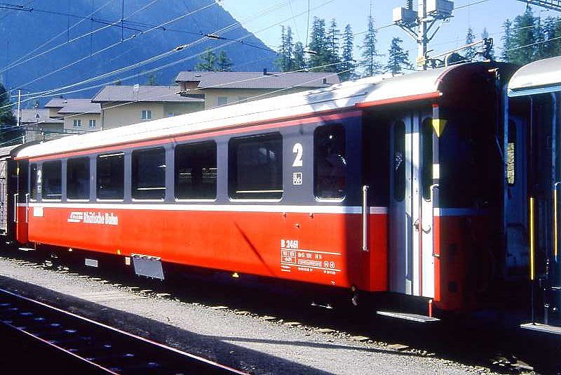 RhB - B 2461 am 01.09.1993 in Pontresina - 2.Klasse verk�rzter Einheitspersonenwagen (Typ III) f�r Bernin-Express mit braunen Fensterband  - �bernahme 02.05.1983 - FFA/SWP - Fahrzeuggewicht 16,00t - Sitzpl�tze 48 - L�P 14,50m - zul�ssige Geschwindigkeit 90 km/h - �2=24.11.1989 - Logo RhB in deutsch, Griffstangen neben den T�ren, Klassezahlen gro�, hoher Anschriftenblock, dicke Betriebsnummer - Lebenslauf: ex B 2461 - 18.03.2010 B 541.01 - Hinweis: Die Fahrzeugserie bestand aus 8 Wagen mit den Nummern 2461 bis 2468. 
