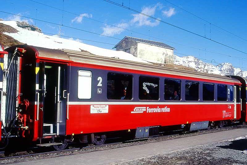 RhB - B 2461 am 09.03.1998 in Alp Gr�m - 2.Klasse verk�rzter Einheitspersonenwagen (Typ III) f�r Bernin-Express mit braunen Fensterband  - �bernahme 02.05.1983 - FFA/SWP - Fahrzeuggewicht 16,00t - Sitzpl�tze 48 - L�P 14,50m - zul�ssige Geschwindigkeit 90 km/h - �2=24.11.1989 - Logo RhB in italienisch, Griffstangen neben den T�ren, Klassezahlen gro�, hoher Anschriftenblock, dicke Betriebsnummer - Lebenslauf: ex B 2461 - 18.03.2010 B 541.01 - Hinweis: Die Fahrzeugserie bestand aus 8 Wagen mit den Nummern 2461 bis 2468. 
