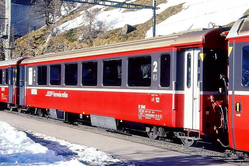 RhB - B 2461 am 09.03.1998 in Alp Gr�m - 2.Klasse verk�rzter Einheitspersonenwagen (Typ III) f�r Bernin-Express mit braunen Fensterband  - �bernahme 02.05.1983 - FFA/SWP - Fahrzeuggewicht 16,00t - Sitzpl�tze 48 - L�P 14,50m - zul�ssige Geschwindigkeit 90 km/h - �2=24.11.1989 - Logo RhB in italienisch, Griffstangen neben den T�ren, Klassezahlen gro�, hoher Anschriftenblock, dicke Betriebsnummer - Lebenslauf: ex B 2461 - 18.03.2010 B 541.01 - Hinweis: Die Fahrzeugserie bestand aus 8 Wagen mit den Nummern 2461 bis 2468. 
