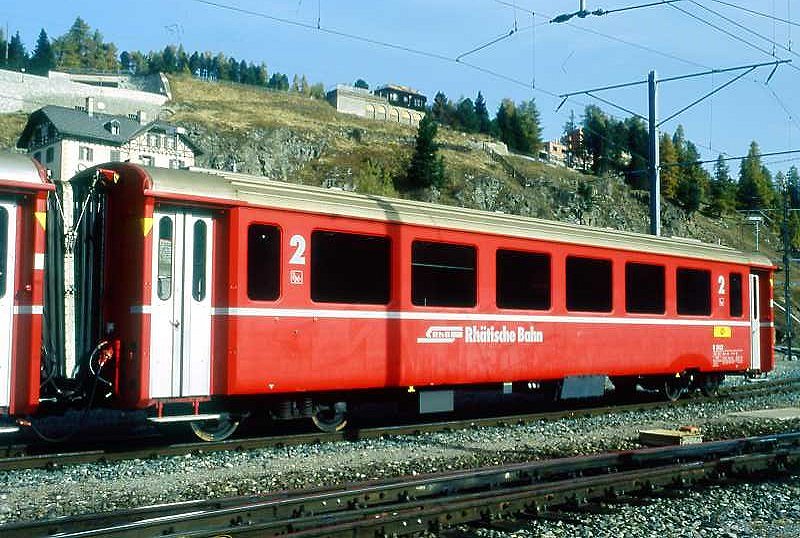 RhB - B 2462 am 13.10.2008 in St.Moritz - 2.Klasse verk�rzter Einheitspersonenwagen (Typ III) f�r Bernin-Express, urspr�nglich mit braunen Fensterband  - Baujahr 1983 - FFA/SWP - Fahrzeuggewicht 16,00t - Sitzpl�tze 44 - L�P 14,50m - zul�ssige Geschwindigkeit 90 km/h - Logo RhB in deutsch, Klassezahlen gro�, hoher Anschriftenblock, dicke Betriebsnummer - Mutation: ex B 2462 - Umnummerierung am 8.4.2010 zu B 541.02 - Hinweis: Die Fahrzeugserie bestand aus 8 Wagen mit den Nummern 2461 bis 2468. 
