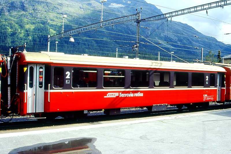 RhB - B 2462 am 20.08.1995 in Samedan - 2.Klasse verk�rzter Einheitspersonenwagen (Typ III) f�r Bernin-Express mit braunen Fensterband  - �bernahme: 02.06.1983 - FFA/SWP - Fahrzeuggewicht 16,00t - Sitzpl�tze 44 - L�P 14,45m - zul�ssige Geschwindigkeit 90 km/h - Logo RhB in italienisch, Griffstangen neben den T�ren - �2=19.05.1995 - Lebenslauf: ex B 2462 - 08.04.2010 B 641.02 - Hinweis: Die Fahrzeugserie bestand aus 8 Wagen mit den Nummern 2461 bis 2468. 
