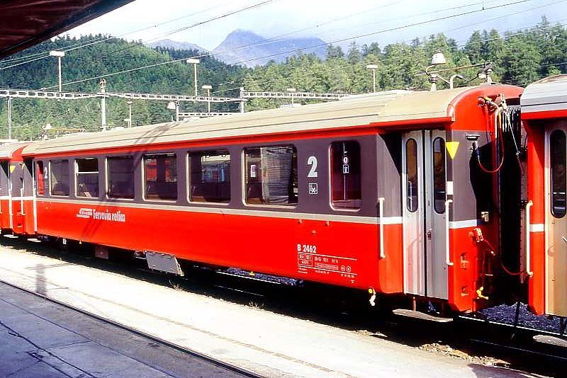 RhB - B 2462 am 20.08.1995 in Samedan - 2.Klasse verk�rzter Einheitspersonenwagen (Typ III) f�r Bernin-Express mit braunen Fensterband  - �bernahme: 02.06.1983 - FFA/SWP - Fahrzeuggewicht 16,00t - Sitzpl�tze 44 - L�P 14,45m - zul�ssige Geschwindigkeit 90 km/h - Logo RhB in italienisch, Griffstangen neben den T�ren - �2=19.05.1995 - Lebenslauf: ex B 2462 - 08.04.2010 B 641.02 - Hinweis: Die Fahrzeugserie bestand aus 8 Wagen mit den Nummern 2461 bis 2468. 
