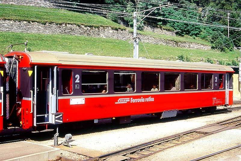 RhB - B 2462 am 01.08.1995 in Poschiavo - 2.Klasse verk�rzter Einheitspersonenwagen (Typ III) f�r Bernin-Express mit braunen Fensterband  - �bernahme: 02.06.1983 - FFA/SWP - Fahrzeuggewicht 16,00t - Sitzpl�tze 44 - L�P 14,45m - zul�ssige Geschwindigkeit 90 km/h - Logo RhB in italienisch, Griffstangen neben den T�ren - �2=19.05.1995 - Lebenslauf: ex B 2462 - 08.04.2010 B 641.02 - Hinweis: Die Fahrzeugserie bestand aus 8 Wagen mit den Nummern 2461 bis 2468. 

