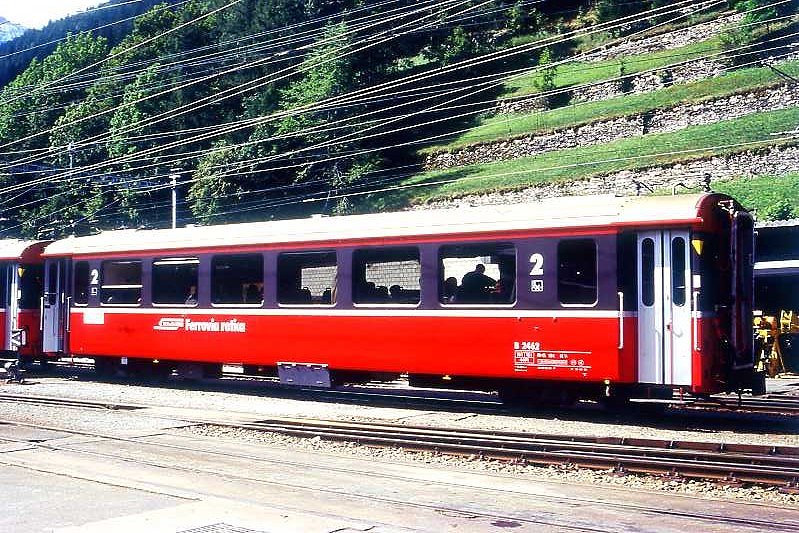 RhB - B 2462 am 01.08.1995 in Poschiavo - 2.Klasse verk�rzter Einheitspersonenwagen (Typ III) f�r Bernin-Express mit braunen Fensterband  - �bernahme: 02.06.1983 - FFA/SWP - Fahrzeuggewicht 16,00t - Sitzpl�tze 44 - L�P 14,45m - zul�ssige Geschwindigkeit 90 km/h - Logo RhB in italienisch, Griffstangen neben den T�ren - �2=19.05.1995 - Lebenslauf: ex B 2462 - 08.04.2010 B 641.02 - Hinweis: Die Fahrzeugserie bestand aus 8 Wagen mit den Nummern 2461 bis 2468. 
