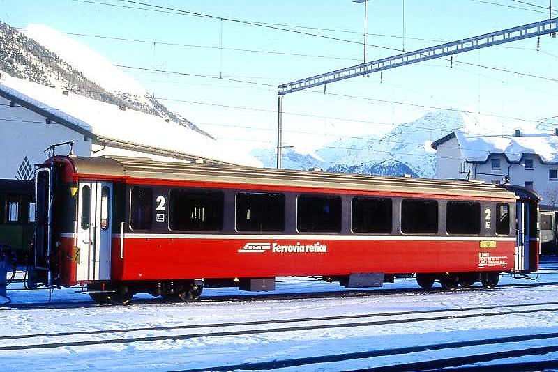 RhB - B 2462 am 07.02.1997 in Samedan - 2.Klasse verk�rzter Einheitspersonenwagen (Typ III) f�r Bernin-Express mit braunen Fensterband  - �bernahme: 02.06.1983 - FFA/SWP - Fahrzeuggewicht 16,00t - Sitzpl�tze 44 - L�P 14,45m - zul�ssige Geschwindigkeit 90 km/h - Logo RhB in italienisch, Griffstangen neben den T�ren - �2=19.05.1995 - Lebenslauf: ex B 2462 - 08.04.2010 B 641.02 - Hinweis: Die Fahrzeugserie bestand aus 8 Wagen mit den Nummern 2461 bis 2468. 
