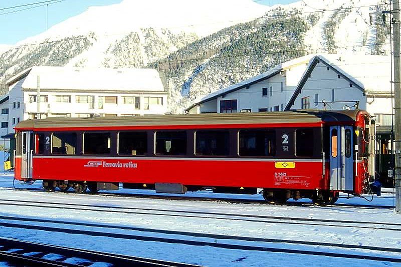 RhB - B 2462 am 07.02.1997 in Samedan - 2.Klasse verk�rzter Einheitspersonenwagen (Typ III) f�r Bernin-Express mit braunen Fensterband  - �bernahme: 02.06.1983 - FFA/SWP - Fahrzeuggewicht 16,00t - Sitzpl�tze 44 - L�P 14,45m - zul�ssige Geschwindigkeit 90 km/h - Logo RhB in italienisch, Griffstangen neben den T�ren - �2=19.05.1995 - Lebenslauf: ex B 2462 - 08.04.2010 B 641.02 - Hinweis: Die Fahrzeugserie bestand aus 8 Wagen mit den Nummern 2461 bis 2468. 
