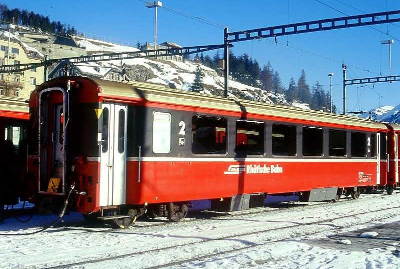 RhB - B 2462 am 08.02.1997 in St.Moritz - 2.Klasse verk�rzter Einheitspersonenwagen (Typ III) f�r Bernin-Express mit braunen Fensterband  - �bernahme: 02.06.1983 - FFA/SWP - Fahrzeuggewicht 16,00t - Sitzpl�tze 44 - L�P 14,45m - zul�ssige Geschwindigkeit 90 km/h - Logo RhB in deutsch, Griffstangen neben den T�ren - �2=19.05.1995 - Lebenslauf: ex B 2462 - 08.04.2010 B 641.02 - Hinweis: Die Fahrzeugserie bestand aus 8 Wagen mit den Nummern 2461 bis 2468. 
