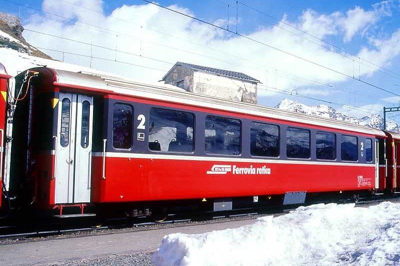 RhB - B 2462 am 09.03.1998 in Alp Gr�m - 2.Klasse verk�rzter Einheitspersonenwagen (Typ III) f�r Bernin-Express mit braunen Fensterband  - �bernahme: 02.06.1983 - FFA/SWP - Fahrzeuggewicht 16,00t - Sitzpl�tze 44 - L�P 14,45m - zul�ssige Geschwindigkeit 90 km/h - Logo RhB in deutsch, Griffstangen neben den T�ren - �2=19.05.1995 - Lebenslauf: ex B 2462 - 08.04.2010 B 641.02 - Hinweis: Die Fahrzeugserie bestand aus 8 Wagen mit den Nummern 2461 bis 2468. 
