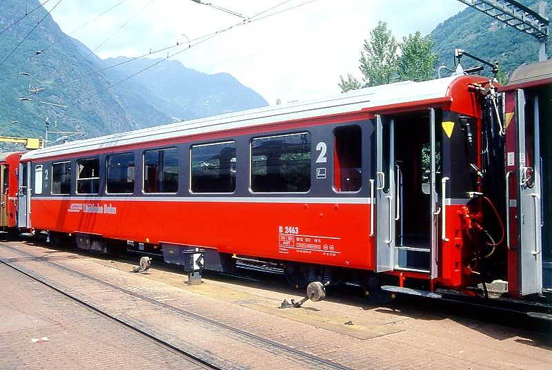 RhB - B 2463 am 30.05.1993 in Tirano - 2.Klasse verk�rzter Einheitspersonenwagen (Typ III) f�r Bernin-Express mit braunen Fensterband  - �bernahme: 02.06.1983 - FFA/SWP - Fahrzeuggewicht 16,00t - Sitzpl�tze 44 - L�P 14,45m - zul�ssige Geschwindigkeit 90 km/h - Logo RhB in deutsch, Griffstangen neben den T�ren - Lebenslauf: ex B 2463 - 10.06.2010 B 641.03 - Hinweis: Die Fahrzeugserie bestand aus 8 Wagen mit den Nummern 2461 bis 2468. 
