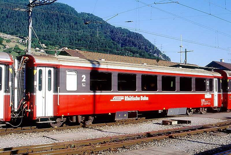 RhB - B 2463 am 07.06.1997 in Landquart - 2.Klasse verk�rzter Einheitspersonenwagen (Typ III) f�r Bernin-Express mit braunen Fensterband  - �bernahme: 02.06.1983 - FFA/SWP - Fahrzeuggewicht 16,00t - Sitzpl�tze 44 - L�P 14,45m - zul�ssige Geschwindigkeit 90 km/h - �3=13.11.1995 - Logo RhB in deutsch, Griffstangen neben den T�ren - Lebenslauf: ex B 2463 - 10.06.2010 B 641.03 - Hinweis: Die Fahrzeugserie bestand aus 8 Wagen mit den Nummern 2461 bis 2468. 
