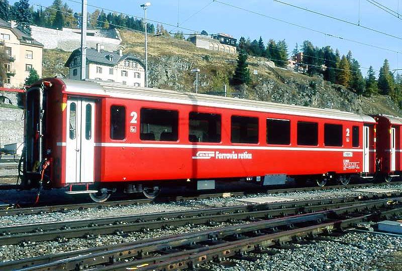 RhB - B 2464 am 13.10.2008 in St.Moritz - 2.Klasse verk�rzter Einheitspersonenwagen (Typ III) f�r Bernin-Express, urspr�nglich mit braunen Fensterband  - �bernahme 16.06.1983 - FFA/SWP - Fahrzeuggewicht 16,00t - Sitzpl�tze 44 - L�P 14,50m - zul�ssige Geschwindigkeit 90 km/h - �1=12.12.2003 �2=28.04.1995 - Logo RhB in italienisch, Klassezahlen gro�, hoher Anschriftenblock, dicke Betriebsnummern - Mutation: ex B 2464 - 2.7.2010 B 541.04 -Hinweis: Die Fahrzeugserie besteht aus 8 Wagen mit den Nummern 2461 bis 2468. 
