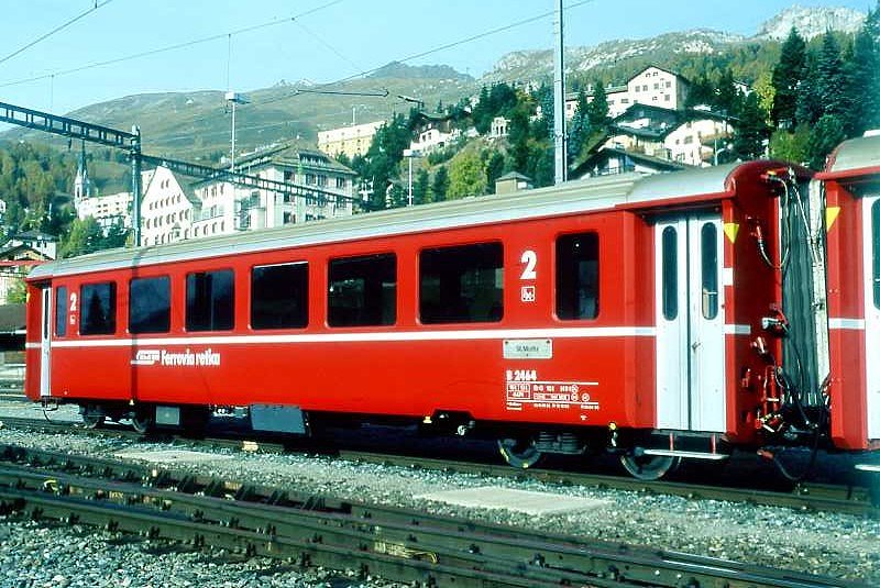 RhB - B 2464 am 13.10.2008 in St.Moritz - 2.Klasse verk�rzter Einheitspersonenwagen (Typ III) f�r Bernin-Express, urspr�nglich mit braunen Fensterband  - �bernahme 16.06.1983 - FFA/SWP - Fahrzeuggewicht 16,00t - Sitzpl�tze 44 - L�P 14,50m - zul�ssige Geschwindigkeit 90 km/h - �1=12.12.2003 �2=28.04.1995 - Logo RhB in italienisch, Klassezahlen gro�, hoher Anschriftenblock, dicke Betriebsnummern - Mutation: ex B 2464 - 2.7.2010 B 541.04 -Hinweis: Die Fahrzeugserie besteht aus 8 Wagen mit den Nummern 2461 bis 2468. 
