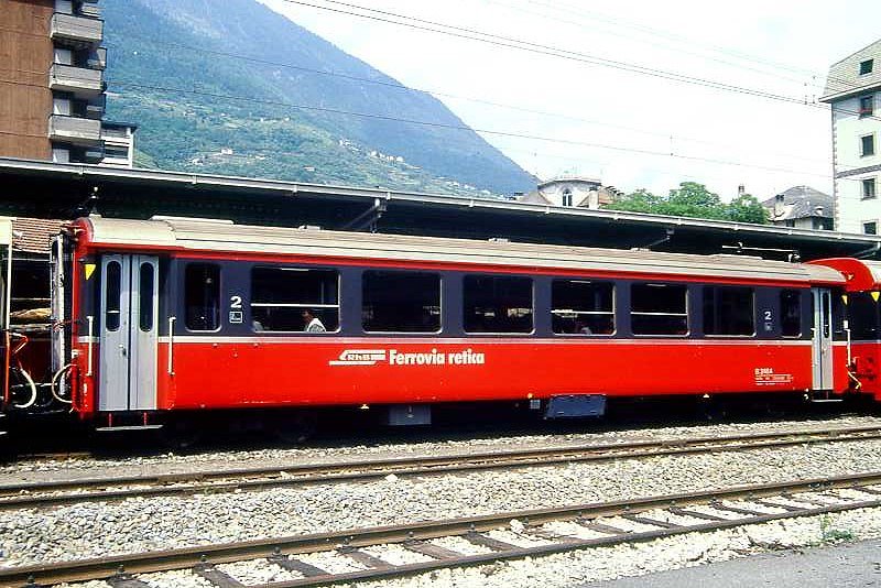 RhB - B 2464 am 30.05.1993 in Tirano - 2.Klasse verk�rzter Einheitspersonenwagen (Typ III) f�r Bernin-Express mit braunen Fensterband  - �bernahme: 16.06.1983 - FFA/SWP - Fahrzeuggewicht 16,00t - Sitzpl�tze 44 - L�P 14,45m - zul�ssige Geschwindigkeit 90 km/h - �2=12.05.1989 - Logo RhB in italienisch, Griffstangen neben den T�ren, flacher Anschriftenblock - Lebenslauf: ex B 2464 - 02.07.2010 B 641.04 - Hinweis: Die Fahrzeugserie bestand aus 8 Wagen mit den Nummern 2461 bis 2468. 
