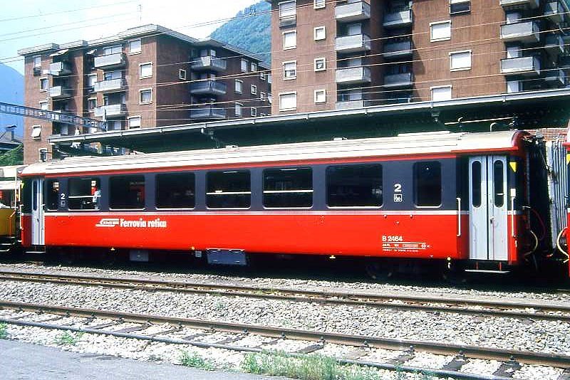 RhB - B 2464 am 30.05.1993 in Tirano - 2.Klasse verk�rzter Einheitspersonenwagen (Typ III) f�r Bernin-Express mit braunen Fensterband  - �bernahme: 16.06.1983 - FFA/SWP - Fahrzeuggewicht 16,00t - Sitzpl�tze 44 - L�P 14,45m - zul�ssige Geschwindigkeit 90 km/h - �2=12.05.1989 - Logo RhB in italienisch, Griffstangen neben den T�ren, flacher Anschriftenblock - Lebenslauf: ex B 2464 - 02.07.2010 B 641.04 - Hinweis: Die Fahrzeugserie bestand aus 8 Wagen mit den Nummern 2461 bis 2468. 
