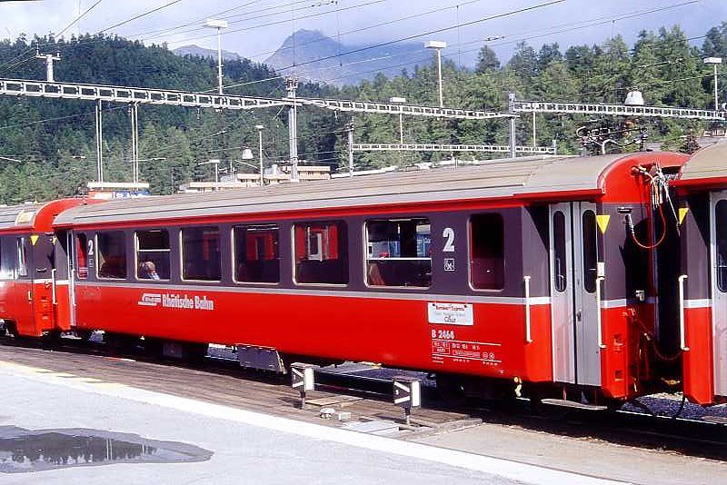 RhB - B 2464 am 20.08.1995 in Samedan - 2.Klasse verk�rzter Einheitspersonenwagen (Typ III) f�r Bernin-Express mit braunen Fensterband  - �bernahme: 16.06.1983 - FFA/SWP - Fahrzeuggewicht 16,00t - Sitzpl�tze 44 - L�P 14,45m - zul�ssige Geschwindigkeit 90 km/h - �2=28.04.1995 - Logo RhB in deutsch, Griffstangen neben den T�ren, hoher Anschriftenblock - Lebenslauf: ex B 2464 - 02.07.2010 B 641.04 - Hinweis: Die Fahrzeugserie bestand aus 8 Wagen mit den Nummern 2461 bis 2468. 
