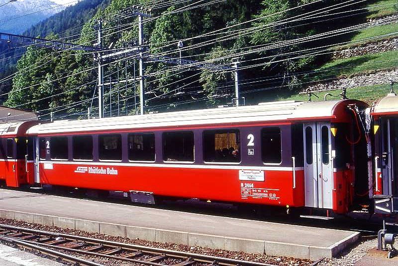 RhB - B 2464 am 01.09.1995 in Poschiavo - 2.Klasse verk�rzter Einheitspersonenwagen (Typ III) f�r Bernin-Express mit braunen Fensterband  - �bernahme: 16.06.1983 - FFA/SWP - Fahrzeuggewicht 16,00t - Sitzpl�tze 44 - L�P 14,45m - zul�ssige Geschwindigkeit 90 km/h - �2=28.04.1995 - Logo RhB in deutsch, Griffstangen neben den T�ren, hoher Anschriftenblock - Lebenslauf: ex B 2464 - 02.07.2010 B 641.04 - Hinweis: Die Fahrzeugserie bestand aus 8 Wagen mit den Nummern 2461 bis 2468. 
