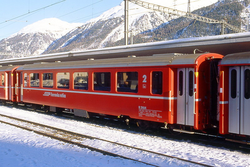 RhB - B 2464 am 13.12.2007 in Samedan - 2.Klasse verk�rzter Einheitspersonenwagen (Typ III) f�r Bernin-Express, urspr�nglich mit braunen Fensterband  - �bernahme 16.06.1983 - FFA/SWP - Fahrzeuggewicht 16,00t - Sitzpl�tze 44 - L�P 14,50m - zul�ssige Geschwindigkeit 90 km/h - �1=12.12.2003 �2=28.04.1995 - Logo RhB in italienisch, Klassezahlen gro�, hoher Anschriftenblock, dicke Betriebsnummer - Lebenslauf: ex B 2464 - 02.07.2010 B 541.04 - Hinweis: Die Fahrzeugserie bestand aus 8 Wagen mit den Nummern 2461 bis 2468. 
