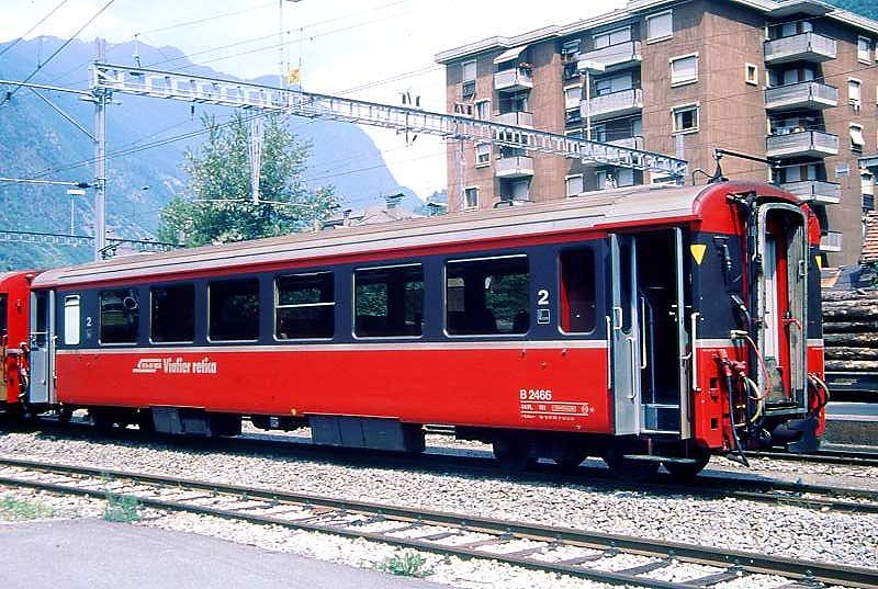 RhB - B 2466 am 30.05.1993 in Tirano - 2.Klasse verk�rzter Einheitspersonenwagen (Typ III) f�r Bernin-Express mit braunen Fensterband  - �bernahme: 15.07.1983 - FFA/SWP - Fahrzeuggewicht 16,00t - Sitzpl�tze 44 - L�P 14,45m - zul�ssige Geschwindigkeit 90 km/h - �2=06.12.1989 - Logo RhB in r�toromanisch, Griffstangen neben den T�ren, flacher Anschriftenblock - Lebenslauf: ex B 2466 - 05.08.2010 B 641.06 - Hinweis: Die Fahrzeugserie bestand aus 8 Wagen mit den Nummern 2461 bis 2468. 
