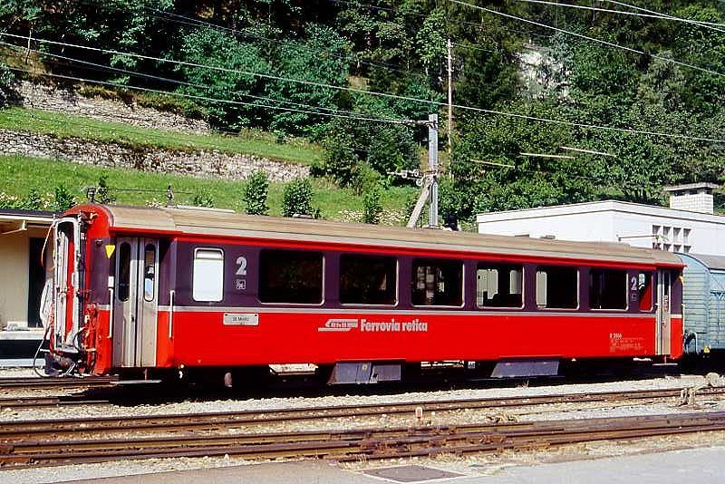 RhB - B 2466 am 01.09.1995 in Poschiavo - 2.Klasse verk�rzter Einheitspersonenwagen (Typ III) f�r Bernin-Express mit braunen Fensterband  - �bernahme: 15.07.1983 - FFA/SWP - Fahrzeuggewicht 16,00t - Sitzpl�tze 44 - L�P 14,45m - zul�ssige Geschwindigkeit 90 km/h - Logo RhB in italienisch, Griffstangen neben den T�ren, hoher Anschriftenblock - Lebenslauf: ex B 2466 - 05.08.2010 B 641.06 - Hinweis: Die Fahrzeugserie bestand aus 8 Wagen mit den Nummern 2461 bis 2468. 
