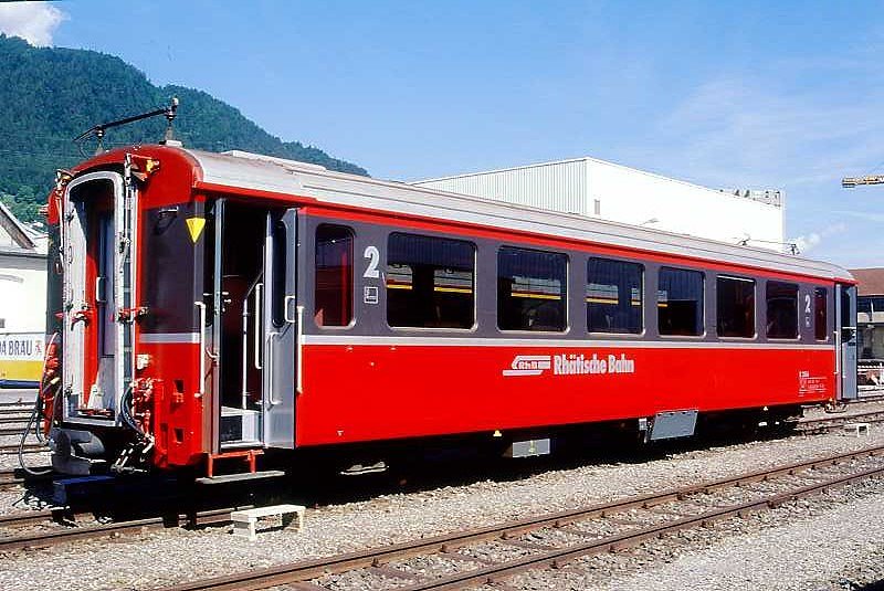 RhB - B 2466 am 07.06.1997 in Landquart - 2.Klasse verk�rzter Einheitspersonenwagen (Typ III) f�r Bernin-Express mit braunen Fensterband  - �bernahme: 15.07.1983 - FFA/SWP - Fahrzeuggewicht 16,00t - Sitzpl�tze 44 - L�P 14,45m - zul�ssige Geschwindigkeit 90 km/h - Logo RhB in deutsch, Griffstangen neben den T�ren, hoher Anschriftenblock - Lebenslauf: ex B 2466 - 05.08.2010 B 641.06 - Hinweis: Die Fahrzeugserie bestand aus 8 Wagen mit den Nummern 2461 bis 2468. 
