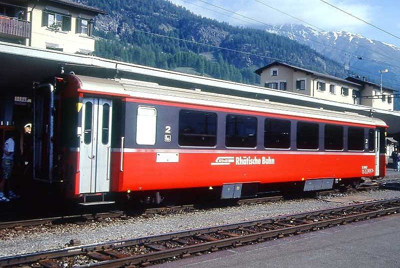 RhB - B 2467 am 30.05.1993 in Samedan - 2.Klasse verk�rzter Einheitspersonenwagen (Typ III) f�r Bernin-Express mit braunen Fensterband  - �bernahme: 29.07.1983 - FFA/SWP - Fahrzeuggewicht 16,00t - Sitzpl�tze 44 - L�P 14,45m - zul�ssige Geschwindigkeit 90 km/h - �2=26.05.1989 - Logo RhB in deutsch, Griffstangen neben den T�ren, flacher Anschriftenblock - Lebenslauf: ex B 2467 - 23.08.2010 B 641.07 - Hinweis: Die Fahrzeugserie bestand aus 8 Wagen mit den Nummern 2461 bis 2468. 
