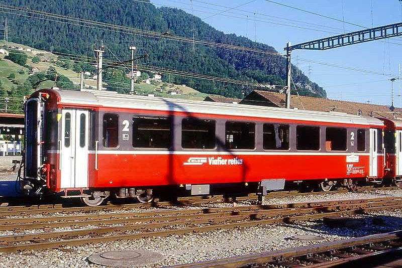 RhB - B 2467 am 07.06.1997 in Landquart - 2.Klasse verk�rzter Einheitspersonenwagen (Typ III) f�r Bernin-Express mit braunen Fensterband  - �bernahme: 29.07.1983 - FFA/SWP - Fahrzeuggewicht 16,00t - Sitzpl�tze 44 - L�P 14,45m - zul�ssige Geschwindigkeit 90 km/h - �2=10.11.1995 - Logo RhB in r�toromanisch, Griffstangen neben den T�ren, hohwe Anschriftenblock - Lebenslauf: ex B 2467 - 23.08.2010 B 641.07 - Hinweis: Die Fahrzeugserie bestand aus 8 Wagen mit den Nummern 2461 bis 2468. 

