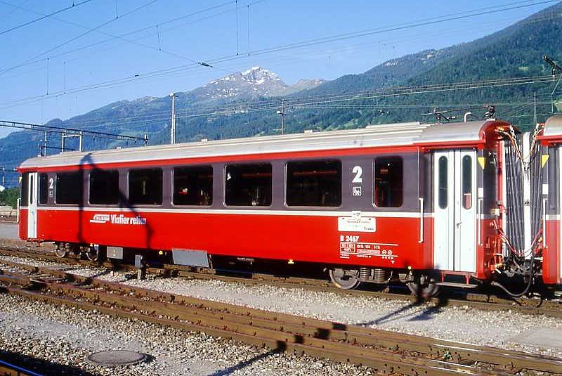 RhB - B 2467 am 07.06.1997 in Landquart - 2.Klasse verk�rzter Einheitspersonenwagen (Typ III) f�r Bernin-Express mit braunen Fensterband  - �bernahme: 29.07.1983 - FFA/SWP - Fahrzeuggewicht 16,00t - Sitzpl�tze 44 - L�P 14,45m - zul�ssige Geschwindigkeit 90 km/h - �2=10.11.1995 - Logo RhB in r�toromanisch, Griffstangen neben den T�ren, hohwe Anschriftenblock - Lebenslauf: ex B 2467 - 23.08.2010 B 641.07 - Hinweis: Die Fahrzeugserie bestand aus 8 Wagen mit den Nummern 2461 bis 2468. 
