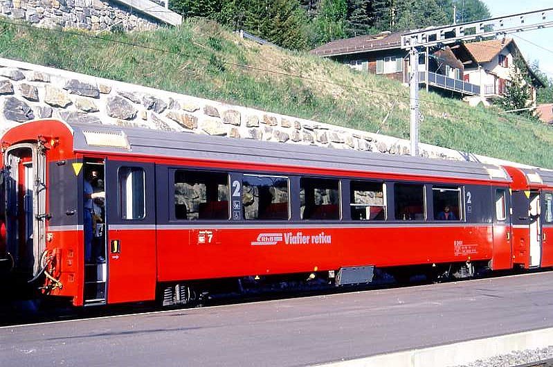 RhB - B 2491 am 15.05.1994 in Tiefwencastel - 2.Klasse verk�rzter Einheitspersonenwagen (Typ IV) f�r Bernin-Express mit braunen Fensterband  - �bernahme 29.09.1992 - SWA - Fahrzeuggewicht 17,00t - Sitzpl�tze 44 - L�P 14,50m - zul�ssige Geschwindigkeit 90 km/h - Logo RhB in r�toromanisch - Kennzeichnung an den Ecken gelbe Dreiecke - Hinweis: Die Fahrzeugserie besteht aus 7 Wagen mit den Nummern 2491 bis 2497. 
