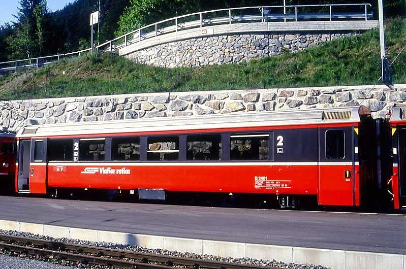 RhB - B 2491 am 15.05.1994 in Tiefwencastel - 2.Klasse verk�rzter Einheitspersonenwagen (Typ IV) f�r Bernin-Express mit braunen Fensterband  - �bernahme 29.09.1992 - SWA - Fahrzeuggewicht 17,00t - Sitzpl�tze 44 - L�P 14,50m - zul�ssige Geschwindigkeit 90 km/h - Logo RhB in r�toromanisch - Kennzeichnung an den Ecken gelbe Dreiecke - Hinweis: Die Fahrzeugserie besteht aus 7 Wagen mit den Nummern 2491 bis 2497. 
