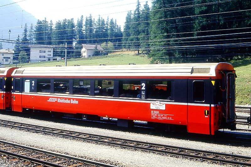 RhB - B 2491 am 07.09.1995 in Pontresina - 2.Klasse verk�rzter Einheitspersonenwagen (Typ IV) f�r Bernin-Express mit braunen Fensterband  - �bernahme 29.09.1992 - SWA - Fahrzeuggewicht 17,00t - Sitzpl�tze 44 - L�P 14,50m - zul�ssige Geschwindigkeit 90 km/h - Logo RhB in deutsch - Kennzeichnung an den Ecken gelbe Dreiecke - Hinweis: Die Fahrzeugserie besteht aus 7 Wagen mit den Nummern 2491 bis 2497. 
