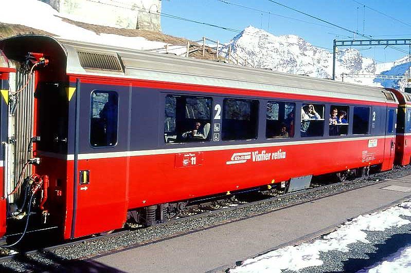 RhB - B 2491 am 03.09.1998 in Alp Gr�m - 2.Klasse verk�rzter Einheitspersonenwagen (Typ IV) f�r Bernin-Express mit braunen Fensterband  - �bernahme 29.09.1992 - SWA - Fahrzeuggewicht 17,00t - Sitzpl�tze 44 - L�P 14,50m - zul�ssige Geschwindigkeit 90 km/h - Logo RhB in r�toromanisch - Kennzeichnung an den Ecken gelbe Dreiecke - Hinweis: Die Fahrzeugserie besteht aus 7 Wagen mit den Nummern 2491 bis 2497. 

