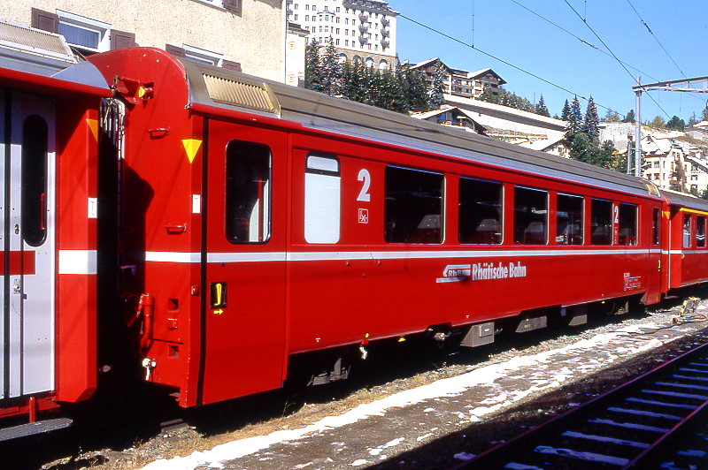 RhB - B 2491 am 05.10.2008 in St.Moritz - 2.Klasse verk�rzter Einheitspersonenwagen (Typ IV) f�r Bernin-Express, urspr�nglich mit braunen Fensterband  - �bernahme 29.09.1992 - SWA - Fahrzeuggewicht 17,00t - Sitzpl�tze 44 - L�P 14,50m - zul�ssige Geschwindigkeit 90 km/h - �2=28.10.2005 - Logo RhB in deutsch - Hinweis: Die Fahrzeugserie besteht aus 7 Wagen mit den Nummern 2491 bis 2497. 
