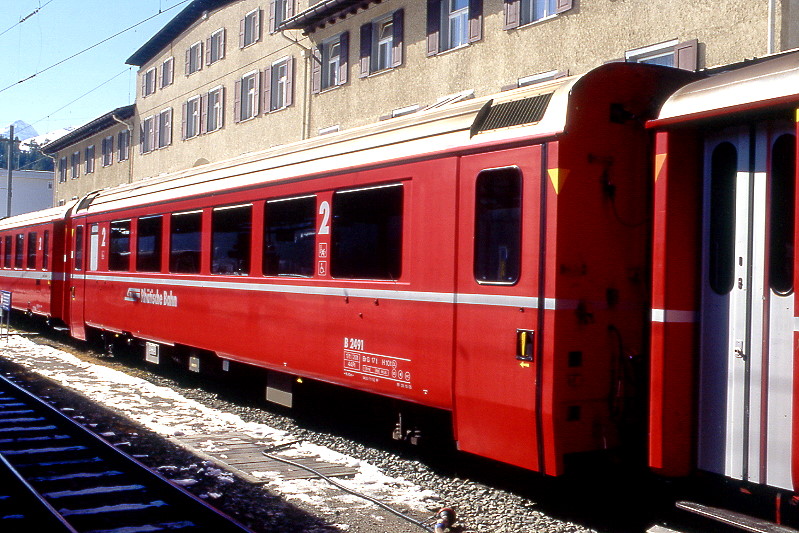 RhB - B 2491 am 05.10.2008 in St.Moritz - 2.Klasse verk�rzter Einheitspersonenwagen (Typ IV) f�r Bernin-Express, urspr�nglich mit braunen Fensterband  - �bernahme 29.09.1992 - SWA - Fahrzeuggewicht 17,00t - Sitzpl�tze 44 - L�P 14,50m - zul�ssige Geschwindigkeit 90 km/h - �2=28.10.2005 - Logo RhB in deutsch - Hinweis: Die Fahrzeugserie besteht aus 7 Wagen mit den Nummern 2491 bis 2497. 
