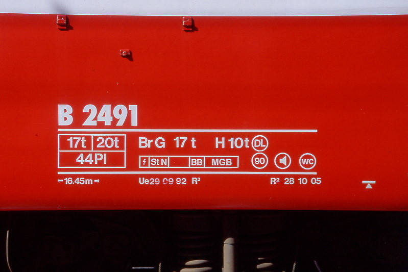 RhB - B 2491 am 05.10.2008 in St.Moritz - 2.Klasse verk�rzter Einheitspersonenwagen (Typ IV) f�r Bernin-Express, urspr�nglich mit braunen Fensterband  - Anschriftenfeld
